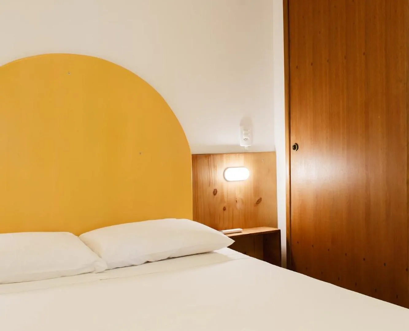 Babitonga Hostel - 100M Da Prainha Sao Francisco do Sul 0*,  Βραζιλία